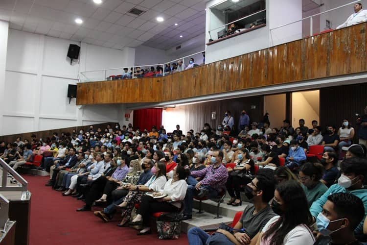 Ofrece Doctor Matthias Finger conferencia  “The City as a Complex Socio-technical System” en la UCC