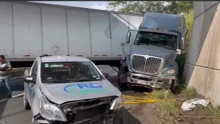 Tráiler accidentado provoca cierre de autopista en Cosamaloapan-La Tinaja