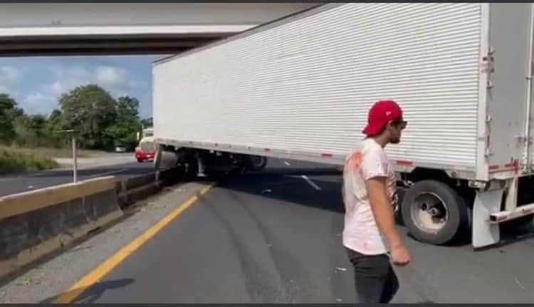 Tráiler accidentado provoca cierre de autopista en Cosamaloapan-La Tinaja