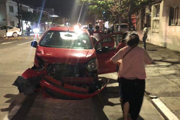 Automóviles se impactan en la colonia Ricardo Flores Magón en Veracruz(+Video)