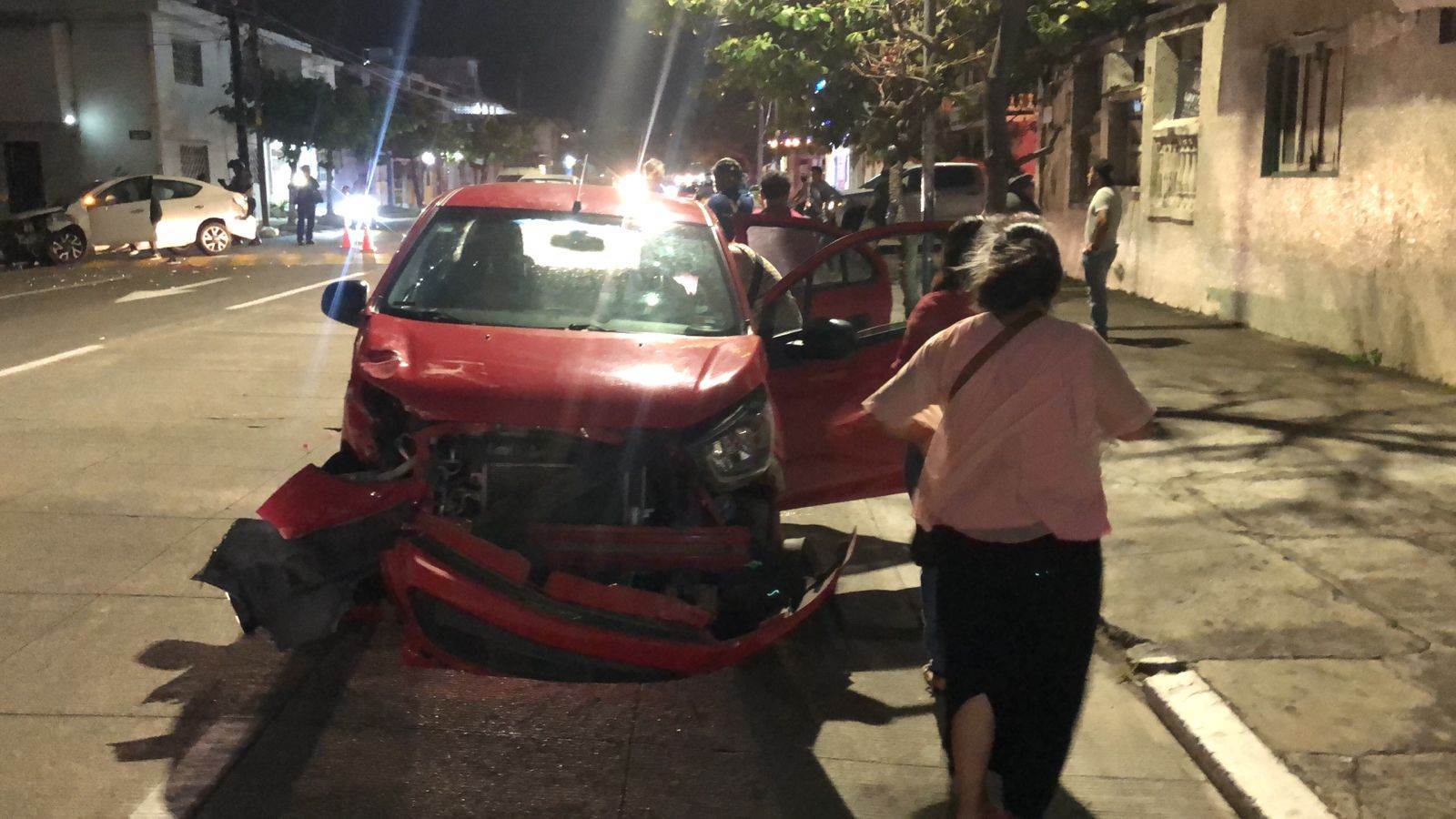 Automóviles se impactan en la colonia Ricardo Flores Magón en Veracruz(+Video)