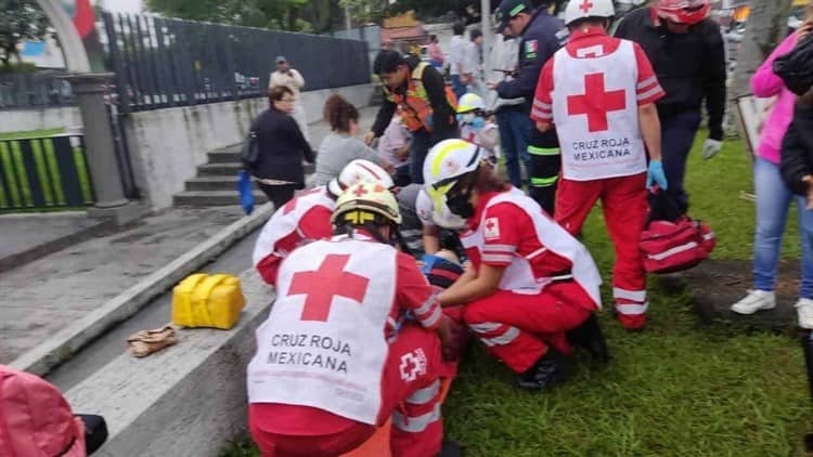 Chocan camioneta y autobús de pasajeros en Córdoba; hay 16 lesionados