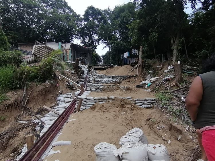 Temen deslaves en el barrió El Mirador, se fractura otro tramo en la escalera (+Video)