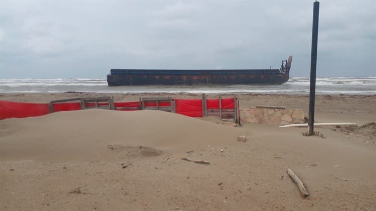 Encalla remolcador de grava del Tren Maya en playas de Coatzacoalcos (+Video)