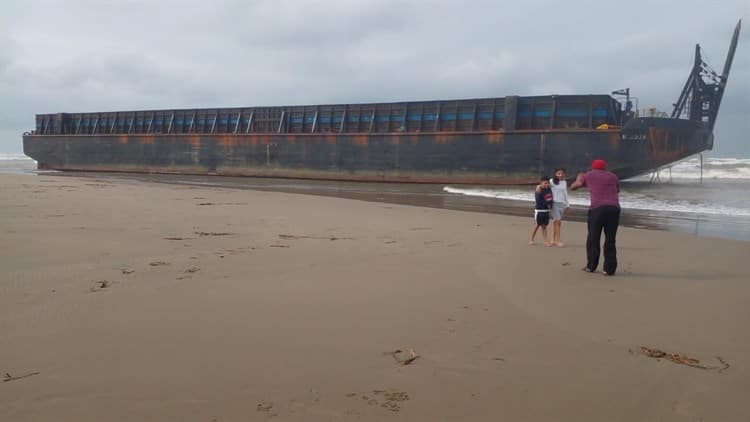 Encalla remolcador de grava del Tren Maya en playas de Coatzacoalcos (+Video)