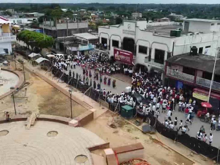 Dejaron sola a la alcaldesa de Sayula durante desfile deportivo (+Video)