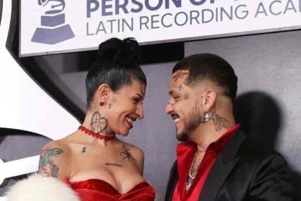 Nodal y Cazzu encienden las redes sociales al posar juntos en los Latin Grammy