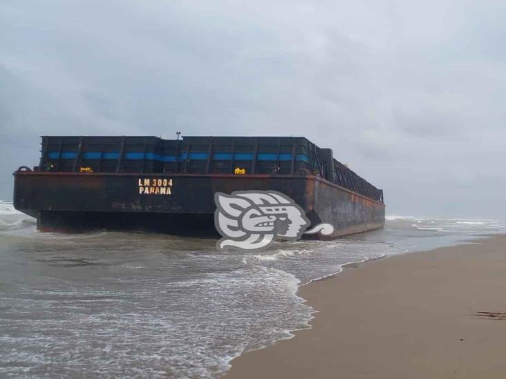 Encalla remolcador de grava del Tren Maya en playas de Coatzacoalcos (+Video)