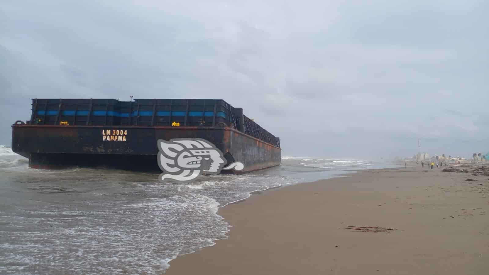 ¡Llega a Coatzacoalcos! Encalla remolcador de grava del Tren Maya en playas