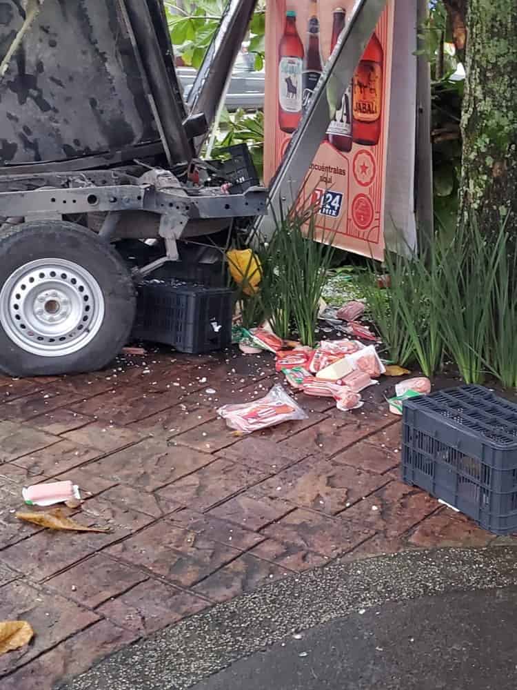 Chocan camioneta y autobús de pasajeros en Córdoba; hay 16 lesionados