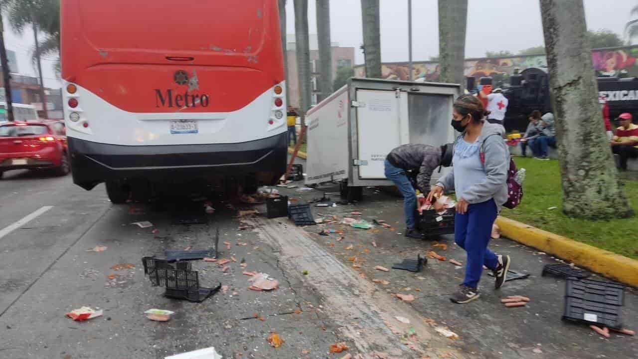 Chocan camioneta y autobús de pasajeros en Córdoba; hay 16 lesionados