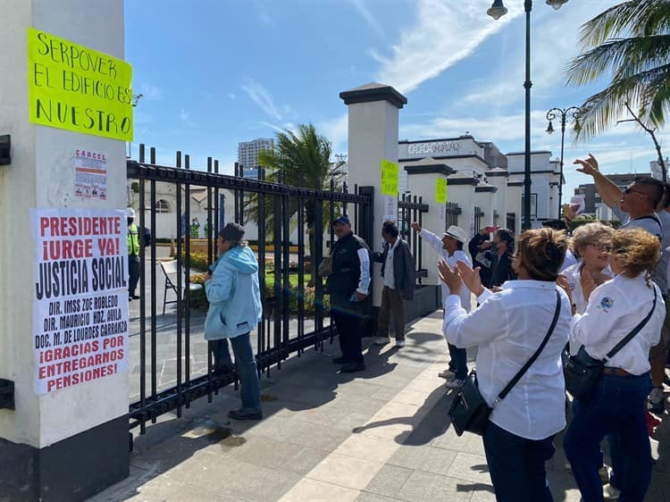 Exportuarios rompen acceso a oficinas de ASIPONA en Veracruz