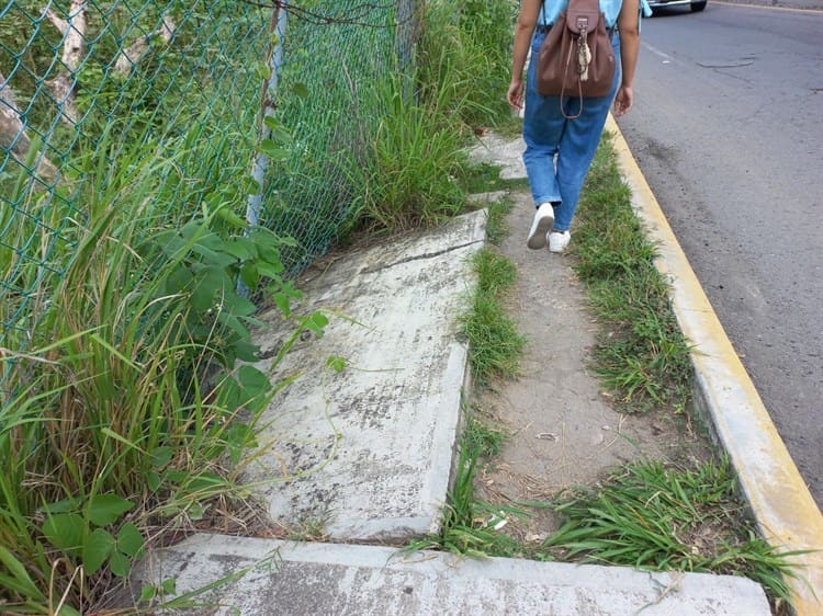 Registro de CFE sobre banqueta pone en peligro caminar de transeúntes en Boca del Río