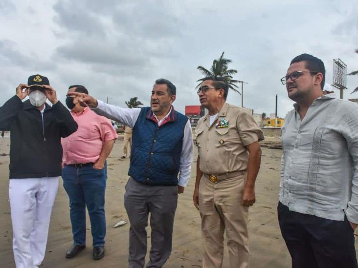 Resguardan embarcación encallada en playas de Coatzacoalcos