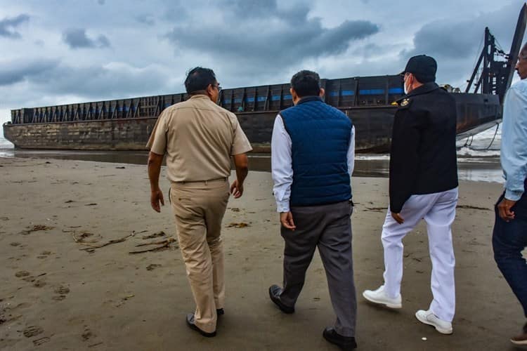 Resguardan embarcación encallada en playas de Coatzacoalcos