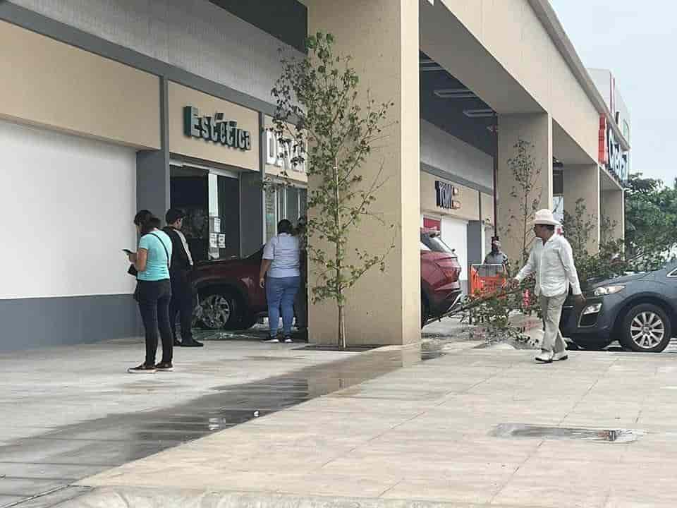 Camioneta choca contra estética en Plaza Crystal de Veracruz