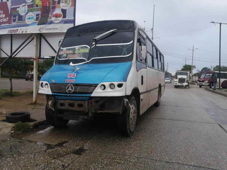 Camión urbano chocó contra tráiler frente a La Alameda en Coatzacoalcos