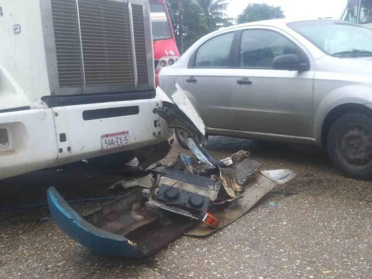 Camión urbano chocó contra tráiler frente a La Alameda en Coatzacoalcos