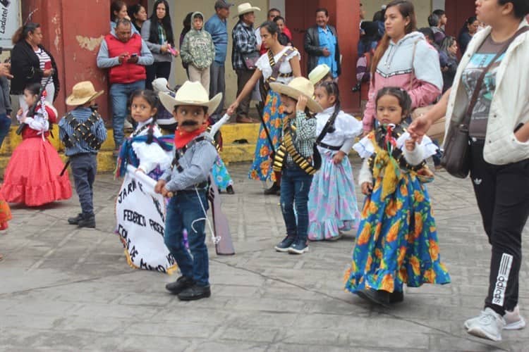 Con desfile infantil, conmemoran el inicio de la Revolución en Misantla