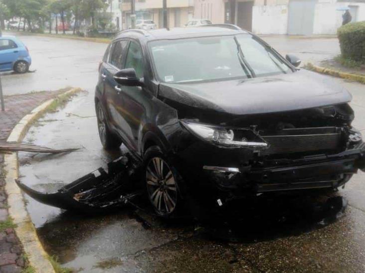 Daños materiales deja choque entre vehículo particular y camioneta en colonia Palma Sola de Coatzacoalcos