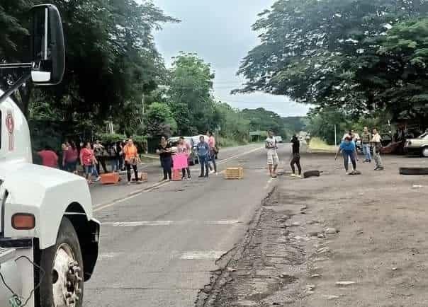 Padres de familia de escuela en Paso de Ovejas toman carretera federal