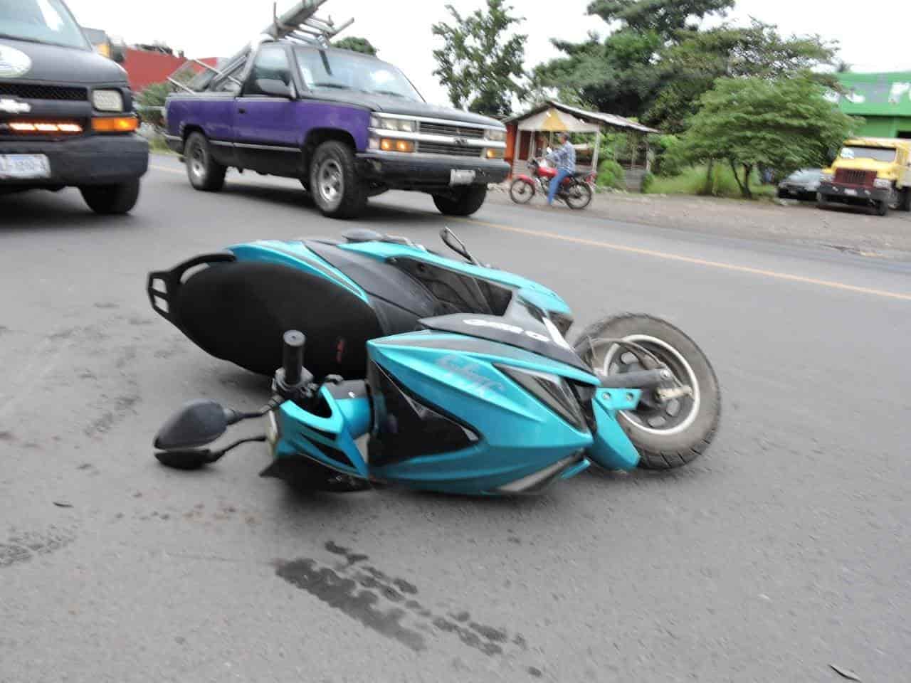 Motociclistas chocan en Tierra Blanca; tres personas resultaron lesionadas