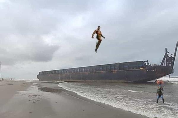 Barcaza encallada se vuelve fuente de memes en redes sociales