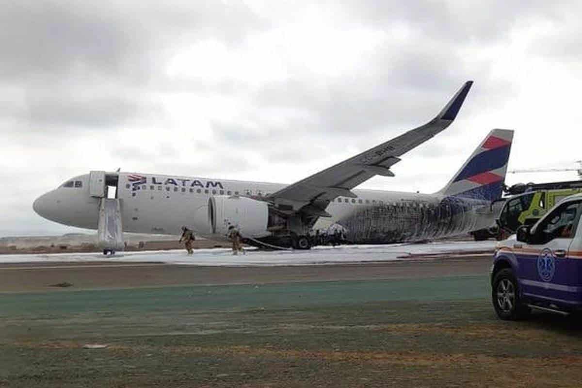 Avión de Latam choca con camión al aterrizar en aeropuerto de Lima; dos bomberos perdieron la vida(+Video)