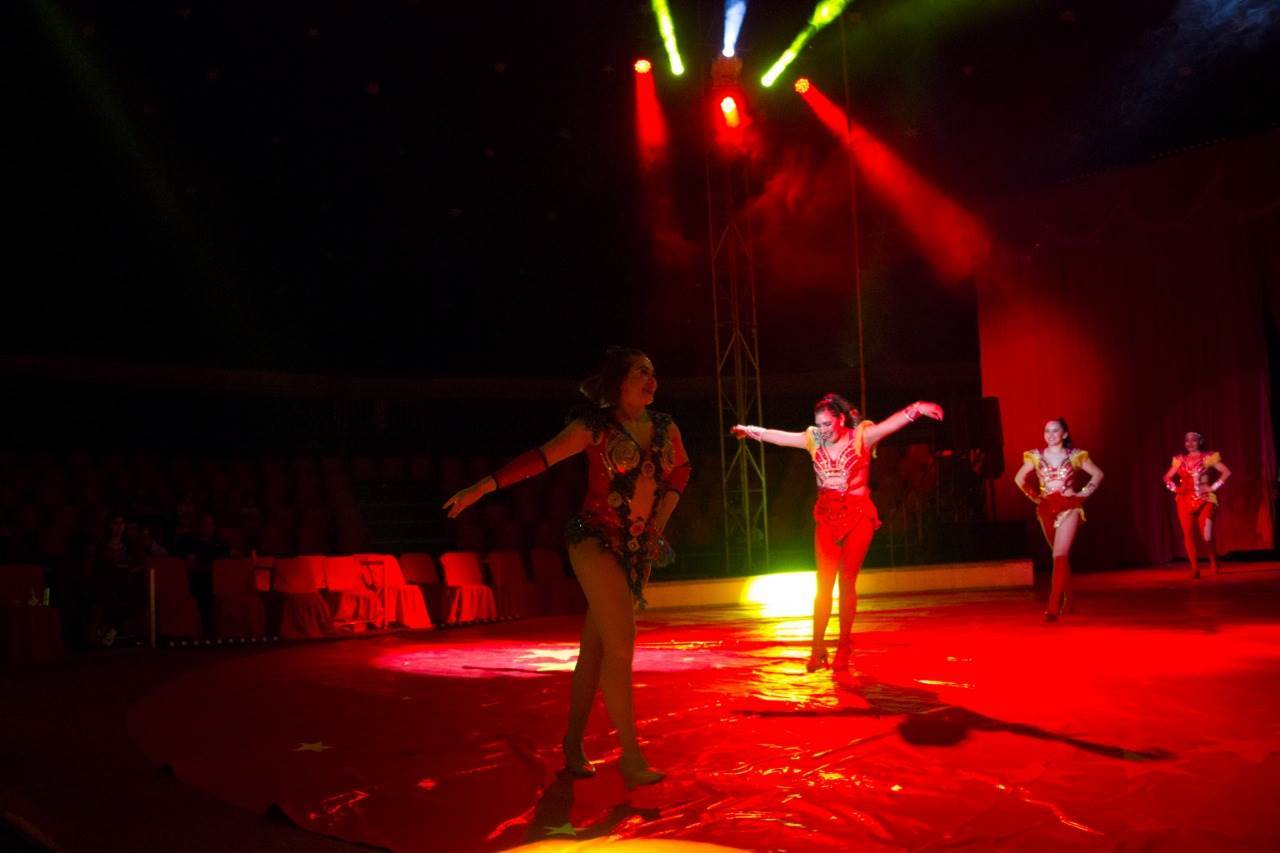 Bailarinas de “Vie de Cirque” brillan con su espectáculo en Boca del Río