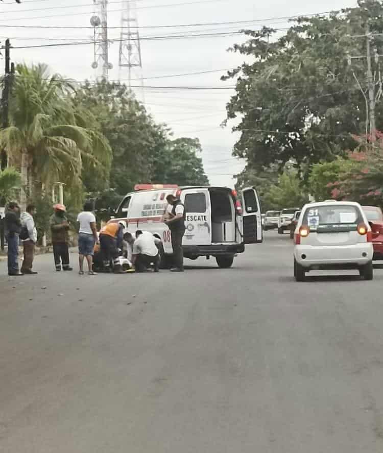 Mujer resulta con lesiones luego de derrapar en su motocicleta en Cardel