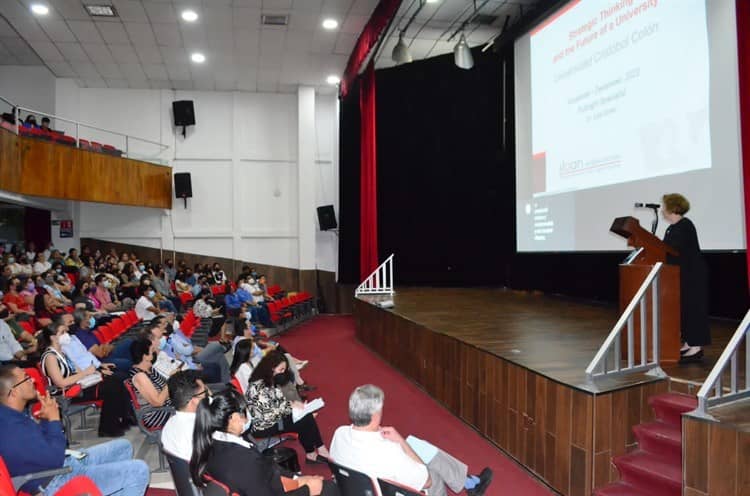 Julia Sloan, experta en pensamiento estratégico, en la UCC