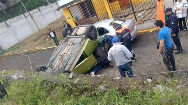 Se sale de la carretera y choca contra vehículo estacionado; hay 1 persona herida