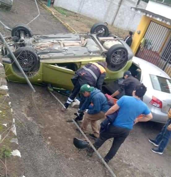 Se sale de la carretera y choca contra vehículo estacionado; hay 1 persona herida