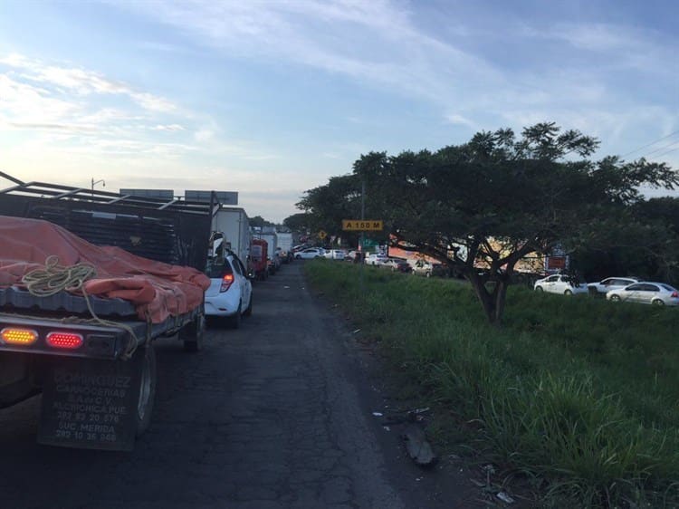 Filas de hasta 5km en la caseta de cobro de Paso del Toro, Veracruz