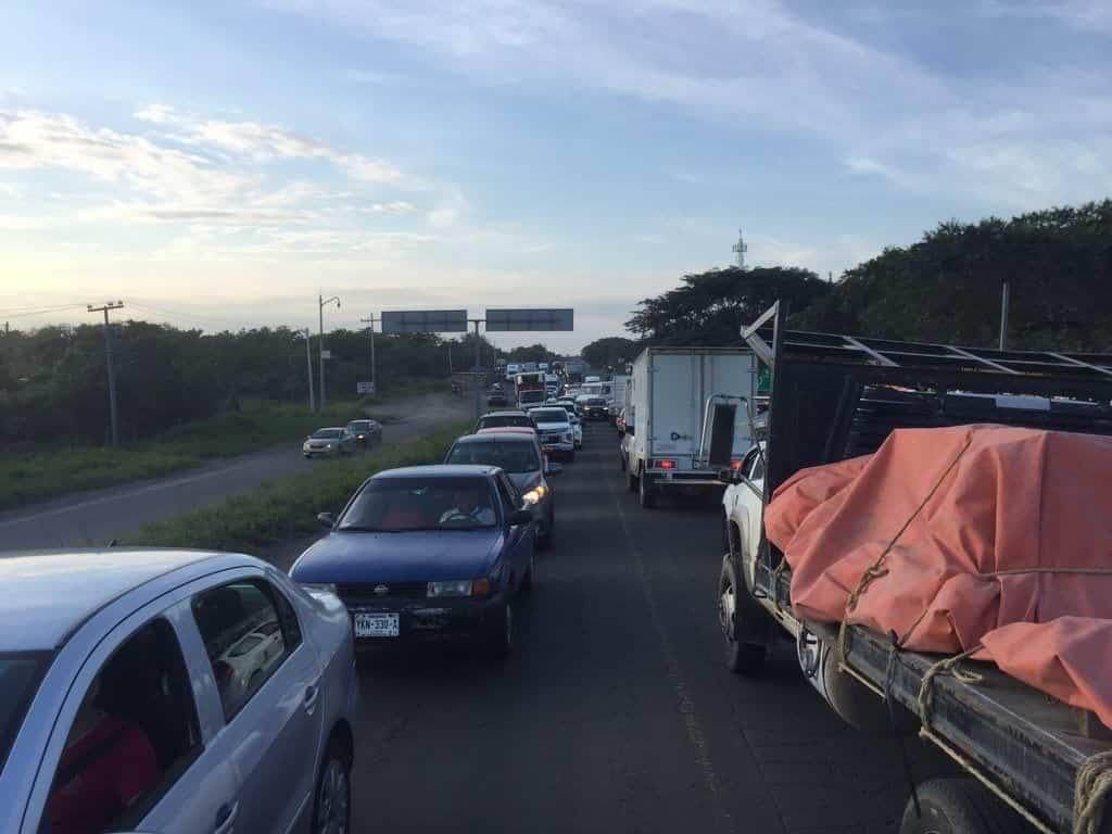 Filas de hasta 5km en la caseta de cobro de Paso del Toro, Veracruz