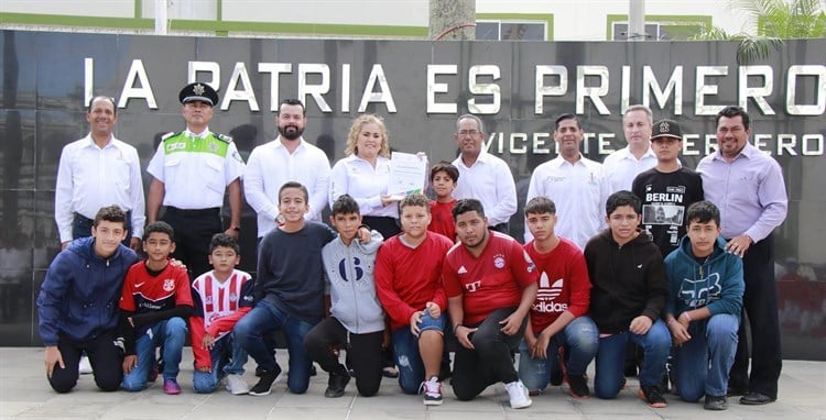 Entregan reconocimientos a deportistas y entrenadores destacados en Alvarado