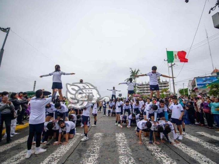 Más de 6 mil personas participan en desfile de Tuxpan