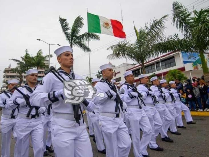 Más de 6 mil personas participan en desfile de Tuxpan