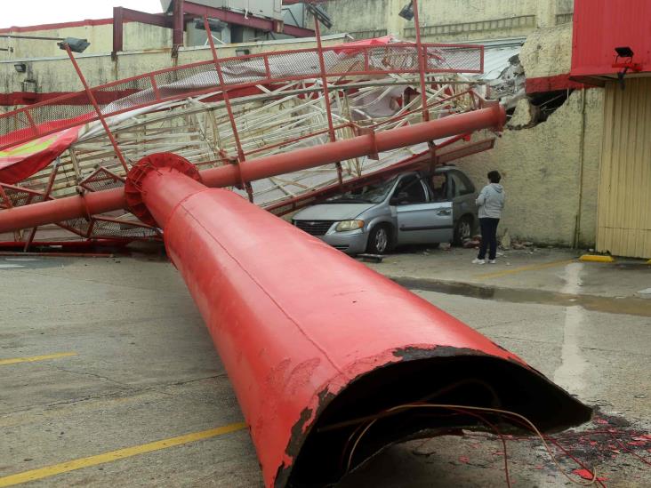 En Coatzacoalcos tira 3 árboles y un anuncio espectacular  el FF10 (+Video)