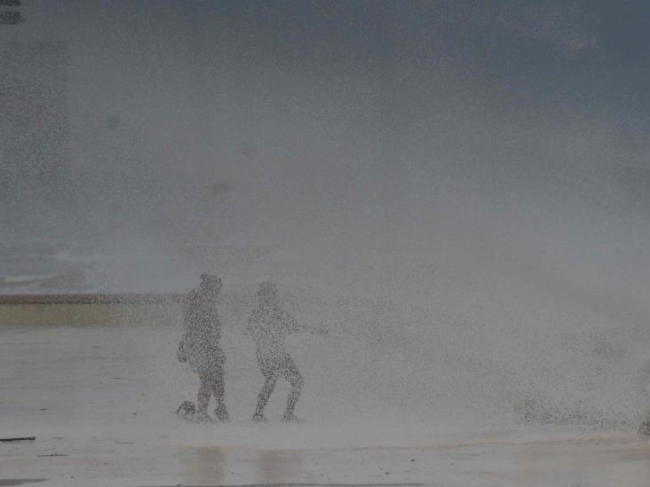 En Coatzacoalcos tira 3 árboles y un anuncio espectacular  el FF10 (+Video)