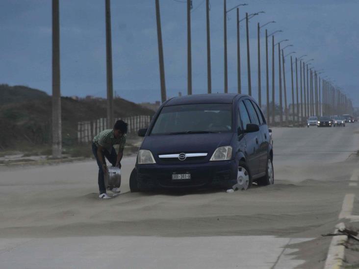 En Coatzacoalcos tira 3 árboles y un anuncio espectacular  el FF10 (+Video)