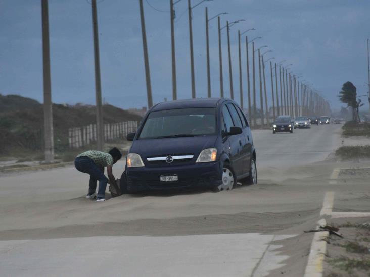 En Coatzacoalcos tira 3 árboles y un anuncio espectacular  el FF10 (+Video)