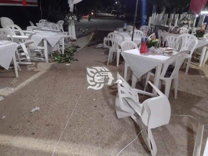 Se metió con todo y carro a celebración de una boda