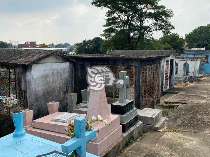 De forma gradual reactivan cementerio de la Santa Clara en Minatitlán (+video)