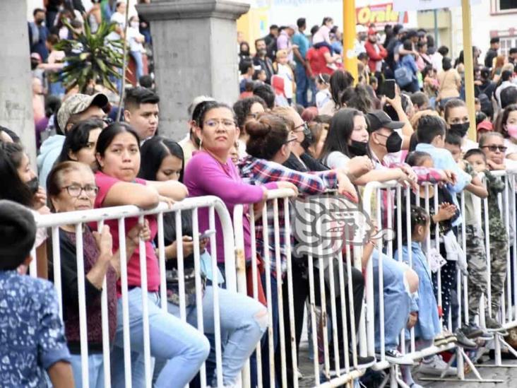 Reclaman maestros aumento salarial a Gobernador durante desfile en Xalapa (+Video)