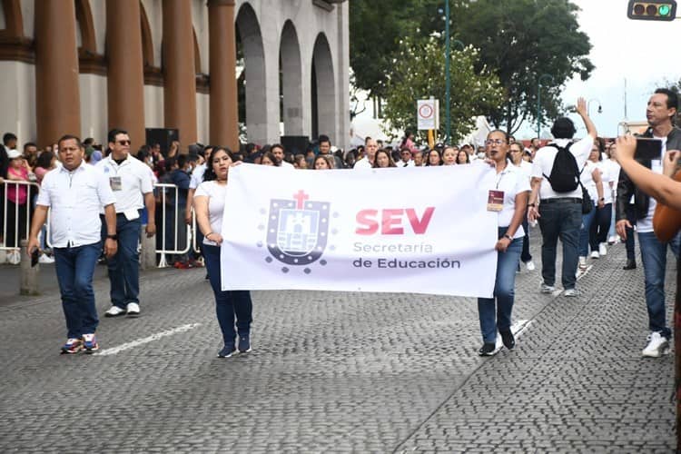 Reclaman maestros aumento salarial a Gobernador durante desfile en Xalapa (+Video)