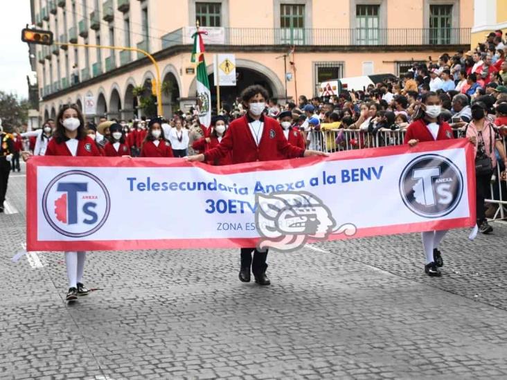 Reclaman maestros aumento salarial a Gobernador durante desfile en Xalapa (+Video)