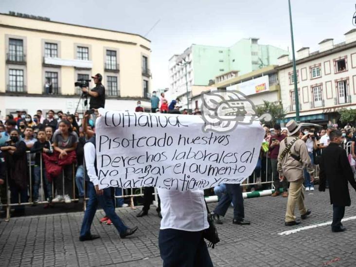 Reclaman maestros aumento salarial a Gobernador durante desfile en Xalapa (+Video)