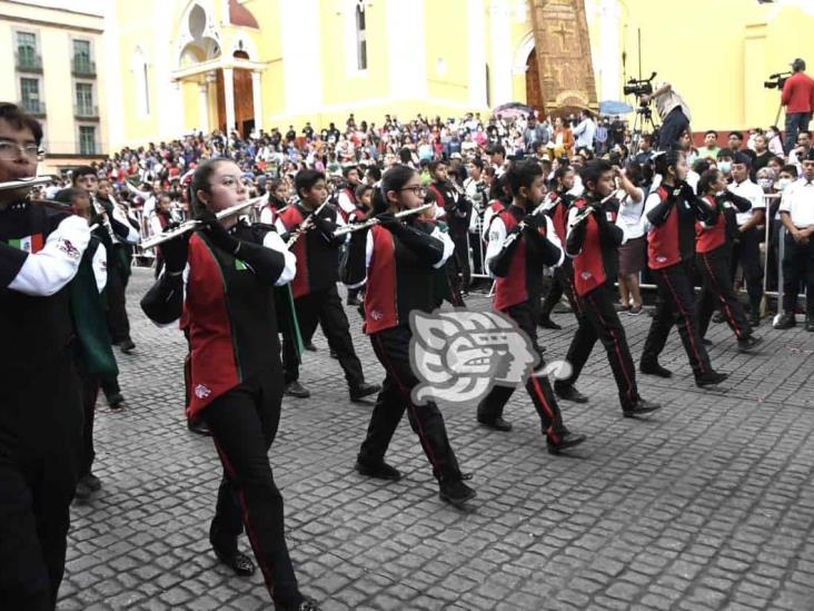 Reclaman maestros aumento salarial a Gobernador durante desfile en Xalapa (+Video)