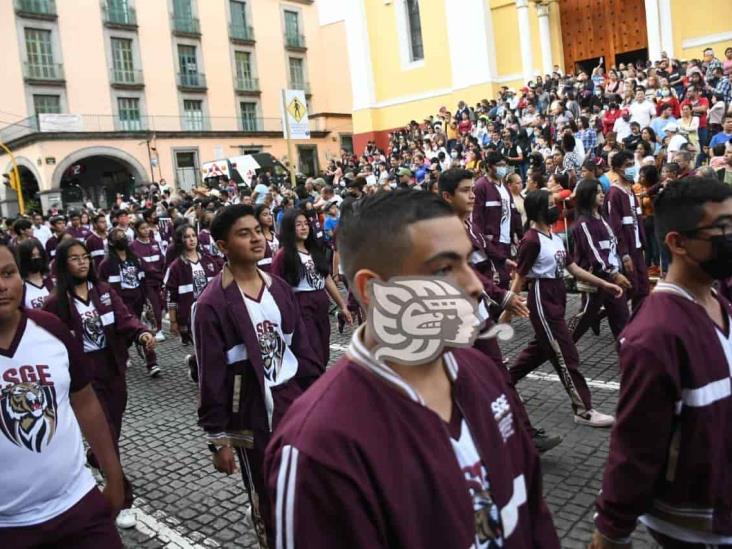 Reclaman maestros aumento salarial a Gobernador durante desfile en Xalapa (+Video)